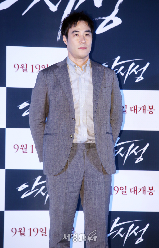 배우 배성우가 12일 오후 서울 용산구 한강대로 CGV 용산아이파크몰 에서 열린 영화 ‘안시성’ 언론시사회에 참석하고 있다.