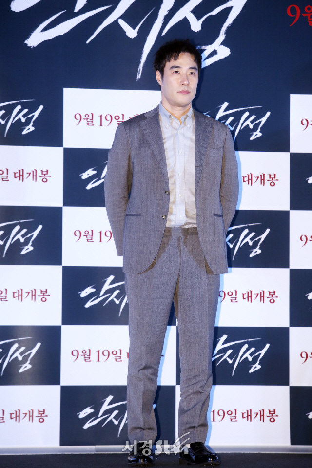 배우 배성우가 12일 서울 용산구 한강대로 CGV 용산아이파크몰 에서 열린 영화 ‘안시성’ 언론시사회에 참석해 포즈를 취하고 있다.