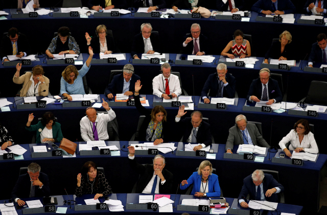 유럽연합(EU) 의회 멤버들이 12일 프랑스 스트라스부르에 있는 유럽의회 본부에서 헝가리 제재안에 대한 투표하고 있다. /스트라스부르=로이터연합뉴스