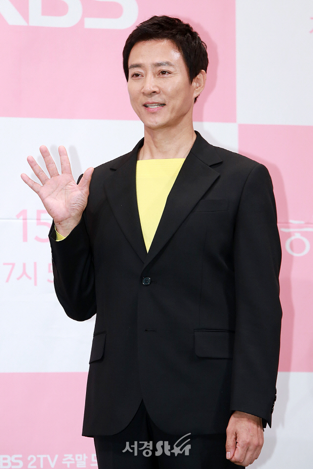 배우 최수종이 KBS 2TV 새 주말드라마 ‘하나뿐인 내편’ 제작발표회에 참석해 포토타임을 갖고 있다.
