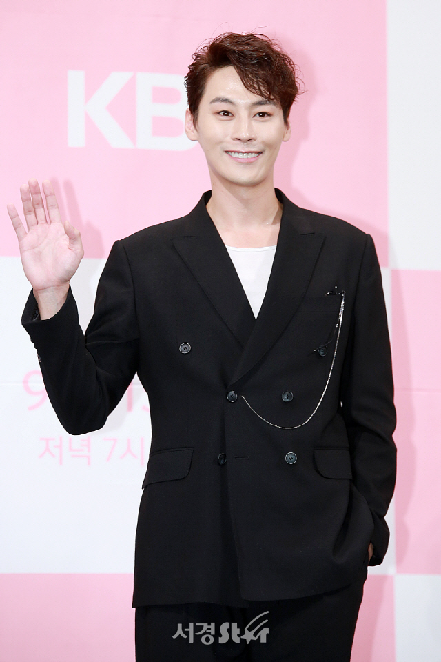 배우 정은우가 KBS 2TV 새 주말드라마 ‘하나뿐인 내편’ 제작발표회에 참석해 포토타임을 갖고 있다.