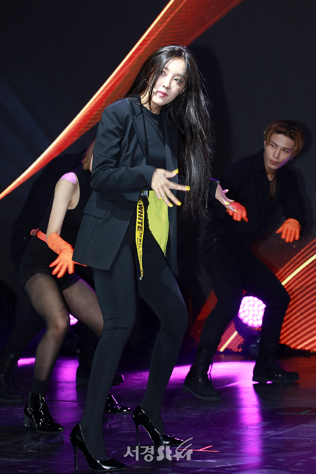 가수 효민이 새로운 디지털 싱글 앨범 ‘망고(MANGO)‘ 기자 쇼케이스에 참석해 무대를 선보이고 있다.