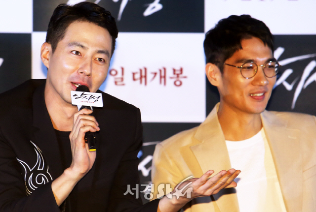 배우 조인성, 엄태구가 12일 오후 서울 용산구 한강대로 CGV 용산아이파크몰 에서 열린 영화 ‘안시성’ 언론시사회에 참석하고 있다.
