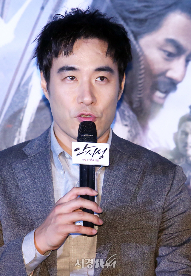 배우 배성우가 12일 오후 서울 용산구 한강대로 CGV 용산아이파크몰 에서 열린 영화 ‘안시성’언론시사회에 참석하고 있다.