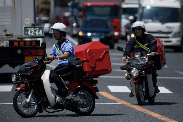일본 우편 배달부 모습 /블룸버그