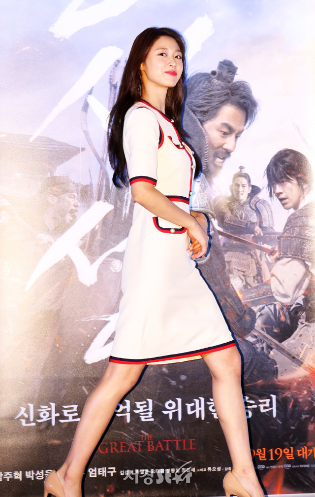 배우 김설현이 12일 오후 서울 용산구 한강대로 CGV 용산아이파크몰 에서 열린 영화 ‘안시성’ 언론시사회에 참석하고 있다.