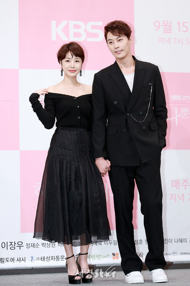 배우 윤진이와 정은우가 KBS 2TV 새 주말드라마 ‘하나뿐인 내편’ 제작발표회에 참석해 포토타임을 갖고 있다.