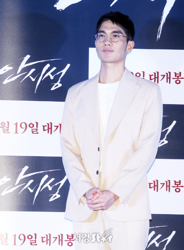 배우 엄태구가 12일 오후 서울 용산구 한강대로 CGV 용산아이파크몰 에서 열린 영화 ‘안시성’ 언론시사회에 참석하고 있다.