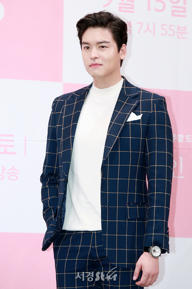 배우 이장우가 KBS 2TV 새 주말드라마 ‘하나뿐인 내편’ 제작발표회에 참석해 포토타임을 갖고 있다.