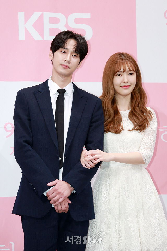 배우 박성훈과 나혜미가 KBS 2TV 새 주말드라마 ‘하나뿐인 내편’ 제작발표회에 참석해 포토타임을 갖고 있다.