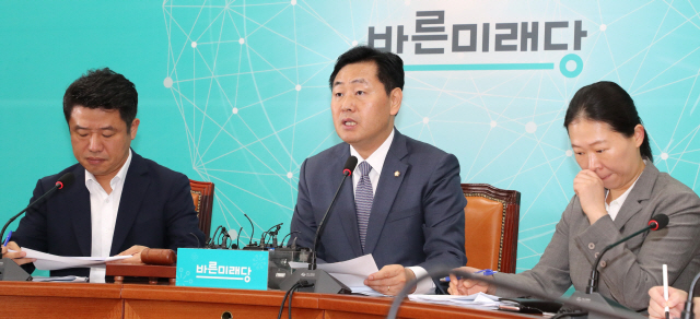 바른미래당 김관영 원내대표(가운데)가 13일 오전 국회에서 열린 원내정책회의에서 발언하고 있다. /연합뉴스