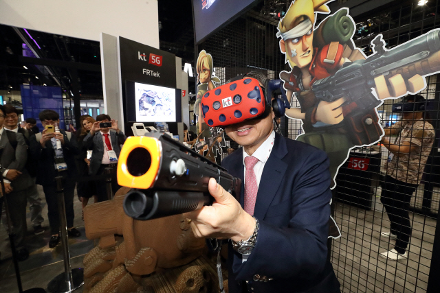 황창규 KT 회장이 12일(현지시간) 미국 LA에서 개막한 ‘MWC아메리카 2018 KT’ 전시관에서 가상현실(VR)을 이용한 ‘메탈슬러그’ 게임을 체험하고 있다./사진제공=KT