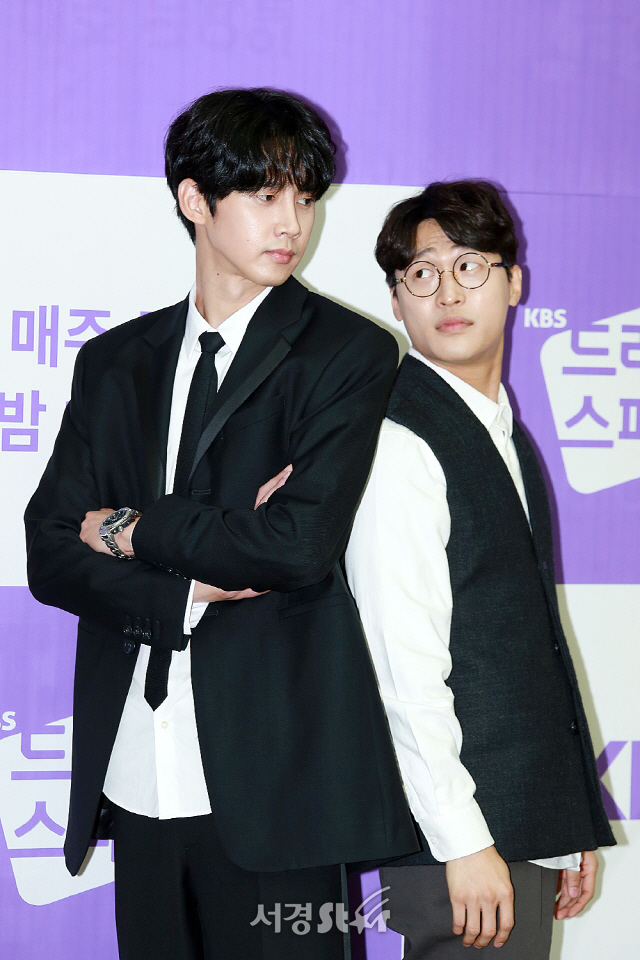 배우 박성훈과 오동민이 ‘KBS 드라마 스페셜 2018‘ 제작발표회에 참석해 포토타임을 갖고 있다.