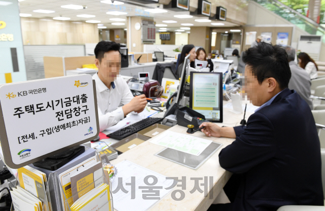 13일 정부가 ‘주택시장 안정방안’을 발표한 가운데 서울의 한 은행에서 고객들이 대출상담을 받고 있다./권욱기자