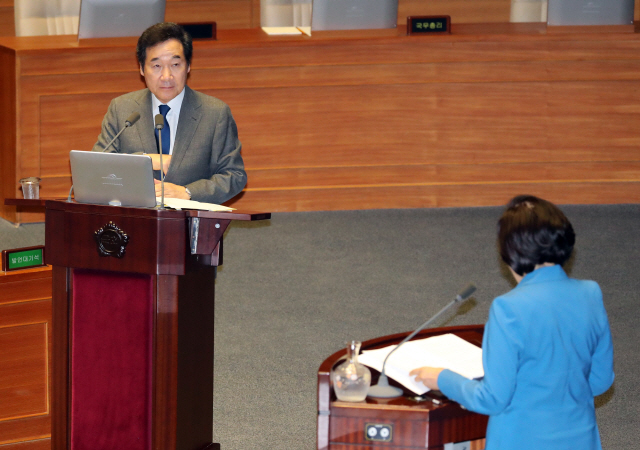 이낙연(왼쪽) 국무총리가 13일 국회에서 열린 정치 분야 대정부질문에서 박영선 더불어민주당 의원의 질문에 답하고 있다./연합뉴스