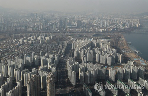 서울 송파구 롯데월드타워에서 바라본 강남지역 아파트 단지. /연합뉴스