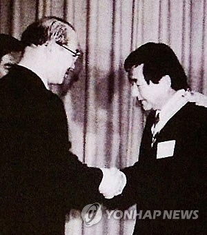 박인근 전 형제복지원 원장이 지난 1984년 5월 11일 전두환 전 대통령으로부터 국민훈장을 받은 뒤 악수하고 있다./형제복지원 진상규명 대책위=연합뉴스