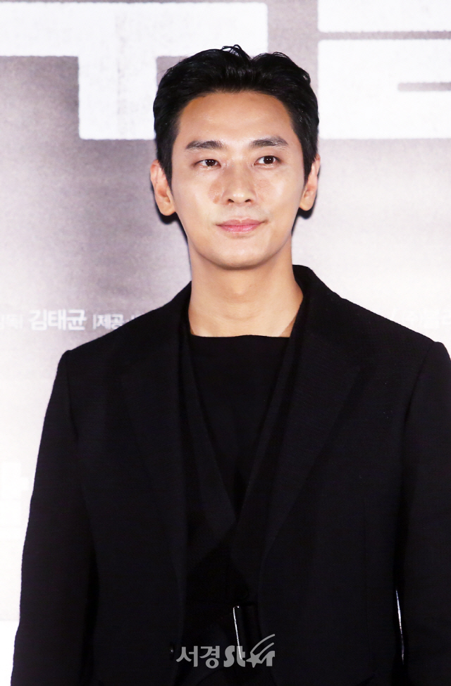 주지훈이 13일 서울 삼성동 코엑스 메가박스 MX관에서 열린 영화 ‘암수살인’ 언론시사회에 참석해 포토타임을 갖고 있다.