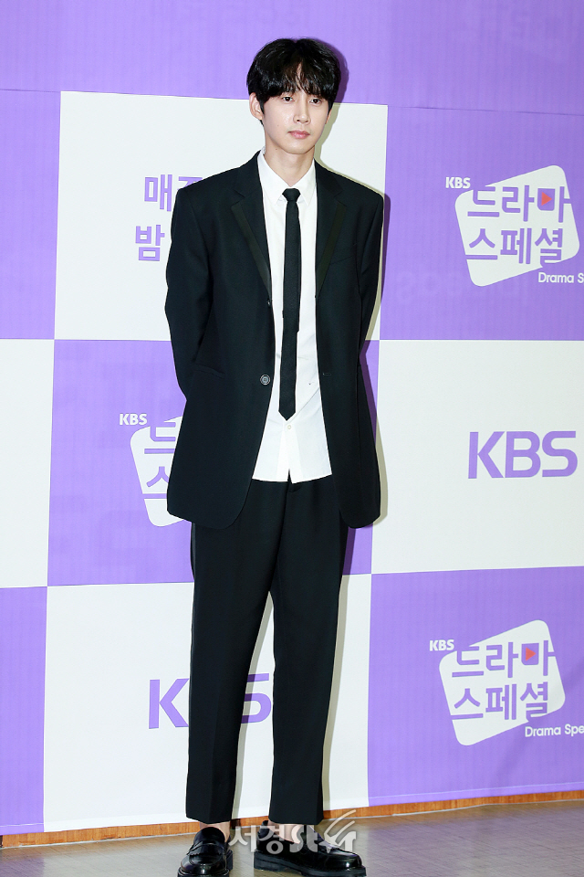 배우 박성훈이 ‘KBS 드라마 스페셜 2018‘ 제작발표회에 참석해 포토타임을 갖고 있다.