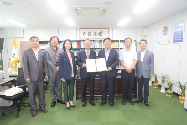 부산 서구와 부산문화재단이 협약을 맺고 지역 문화예술 활성화와 지역민의 문화향유 기회를 제공하기로 했다./사진제공=서구