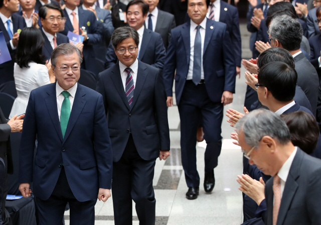 문재인 대통령과 김명수 대법원장이 13일 오전 서울 서초구 대법원 중앙홀에서 열린 사법부 70주년 기념식에 입장하고 있다. /연합뉴스