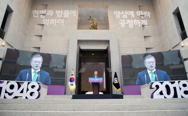 문재인 대통령이 13일 오전 서울 서초구 대법원 중앙홀에서 열린 사법부 70주년 기념식에서 축사를 하고 있다. /연합뉴스