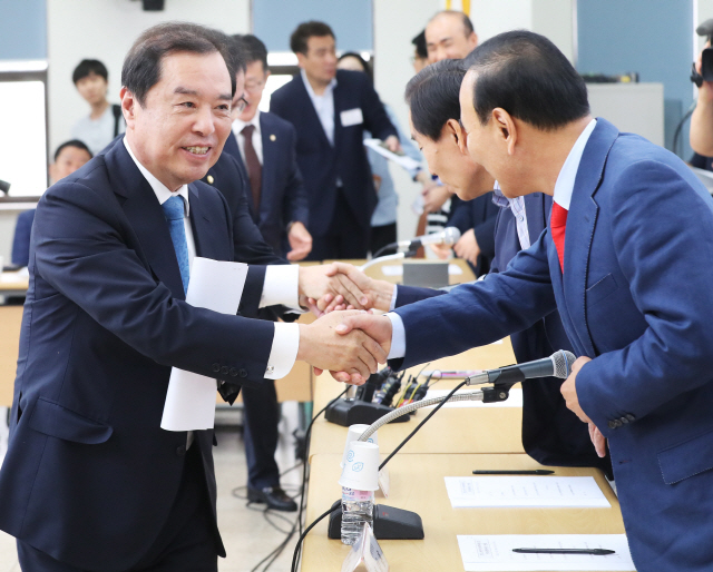 김병준 자유한국당 비대위원장이 13일 오전 경기도당에서 열린 원외 당협위원장 간담회에서 참석자들과 인사를 하고 있다.  /연합뉴스