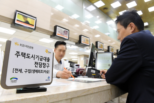 13일 정부가 ‘주택시장안정대책’을 발표한 가운데 서울의 한 은행에서 고객이 대출상담을 받고 있다./권욱기자