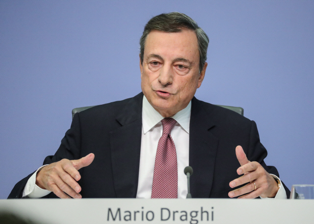 마리오 드라기 유럽중앙은행(ECB) 총재가 13일 독일 프랑크프루트에서 기자회견을 하고 있다. /프랑크프루트=EPA연합뉴스