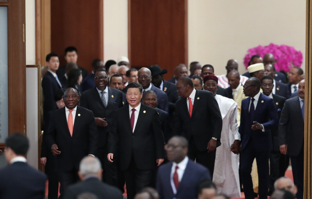 지난 5일 시진핑 중국 국가주석이 베이징에서 열린 중국-아프리카협력포럼(FOCAC)에 아프리카 53개국 대표 지도자들과 함께 참석하고 있다. /(신화통신)연합뉴스