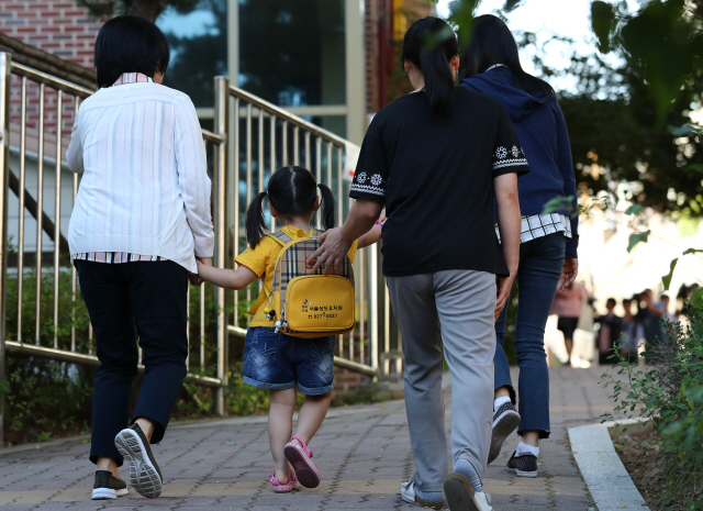 지반 불안으로 기울어지는 사고가 난 서울 동작구 서울상도유치원의 원아가 10일 오전 서울상도초등학교로 등교하고 있다./연합뉴스