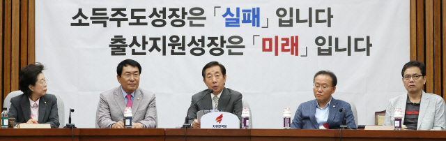 김성태(가운데) 자유한국당 원내대표가 14일 오전 국회에서 열린 원내대책회의에서 발언하고 있다. /연합뉴스