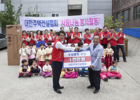 심광일(왼쪽) 대한주택건설협회장이 14일 서울 관악구 소재 상록보육원을 방문해 1,000만원 상당의 후원물품을 전달하고 있다./사진제공=대한주택건설협회