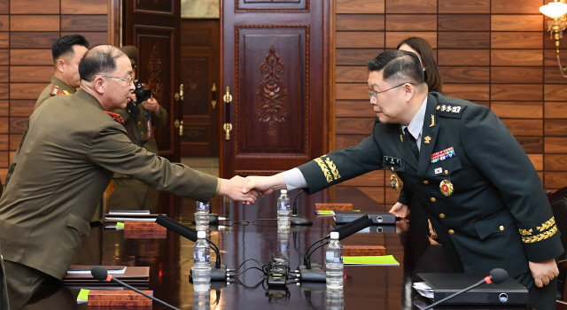 지난 13일 판문점 북측 통일각에서 열린 제40차 남북군사실무회담에서 남측 수석대표인 조용근 국방부 북한정책과장(육군 대령)과 북측 수석대표인 엄창남 육군 대좌(대령급)가 시작하기에 앞서 인사하고 있다./사진=국방부 제공=연합뉴스