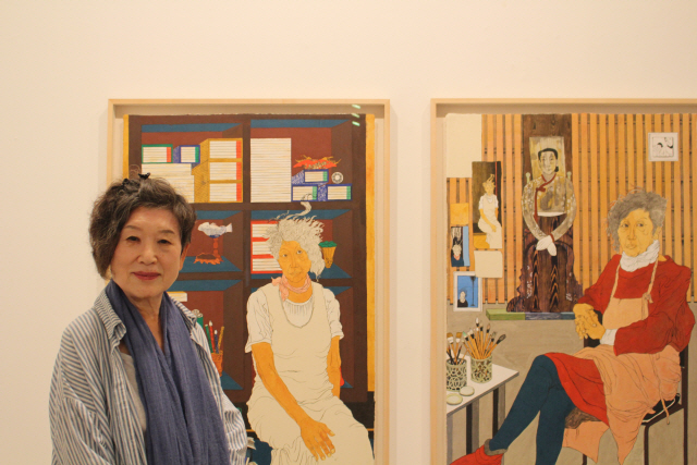 늦깎이 데뷔해 세계적 거장 반열에 오른 현대미술가 윤석남(79)이 신작 자화상 앞에서 포즈를 취했다. /사진제공=학고재갤러리