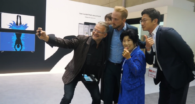 IFA 2018에서 최신 기기를 체험하는 박막례 할머니의 모습. /출처=유튜브 캡처