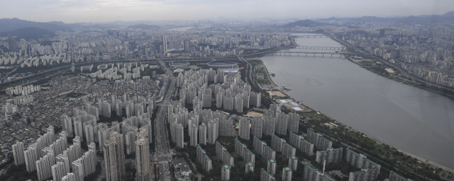 정부의 고강도 주택대책이 발표된 지 하루가 지난 14일 서울 롯데월드타워에서 바라본 서울 강남 아파트 단지의 모습. /송은석 기자