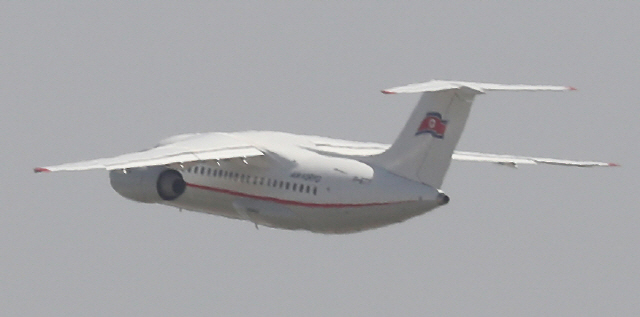 풍계리 핵실험장 폐기 행사 국제기자단이 탑승한 고려항공 여객기가 22일 오전 중국 베이징 서우두 공항에서 이륙하고 있다./ 베이징=사진공동취재단