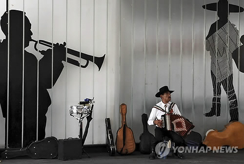 멕시코시티서 '마리아치' 복장 괴한 총기 난사…3명 사망·7명 부상