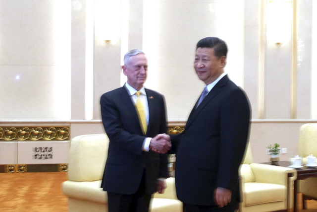 지난 6월 중국을 방문한 제임스 매티스 미국 국방장관(왼쪽)이 베이징의 인민대회당에서 시진핑 중국 국가주석과 악수를 나누고 있다./연합뉴스
