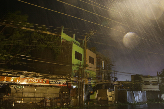 최고 시속 285㎞의 돌풍을 동반한 태풍 ‘망쿳이 15일(현지시간) 새벽 필리핀 수도 마닐라 북부의 루손 섬 카가얀 주 해안에 상륙하자 투게가라오 시에 하늘이 뚫린 듯 폭우가 내리고 있다./AP연합뉴스