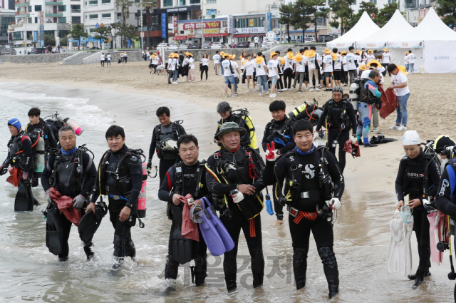 15일 오전 부산 송정 해수욕장에서 진행된 위스키 브랜드 임페리얼과 한국해양대학교 주최로 열린 '위 세이브 투게더' 캠페인에서 전문 잠수사들이 송정 바다에 들어가 수중 정화작업을 펼치고 있다. 임페리얼은 지난 2016년부터 깨끗한 바다를 통해 지역사회와 공존하기 위한 환경 정화 캠페인 '위 세이브 투게더'를 꾸준히 펼쳐왔다. 해양 정화 활동과 더불어 캠페인 영상과 접목한 소셜펀딩을 진행, 적립된 모금액을 한국해양대학교에 기부해 국내 연안의 수중 및 해안 정화를 도모한다./부산=페르노리카 코리아 제공