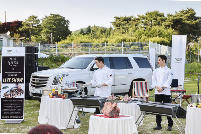 남양주에서 열린 ‘라이프 힐링 캠프 위드 캐딜락’에서 셰프들이 캠핑에 어울리는 요리를 시연하고 있다.  /사진제공=캐딜락코리아