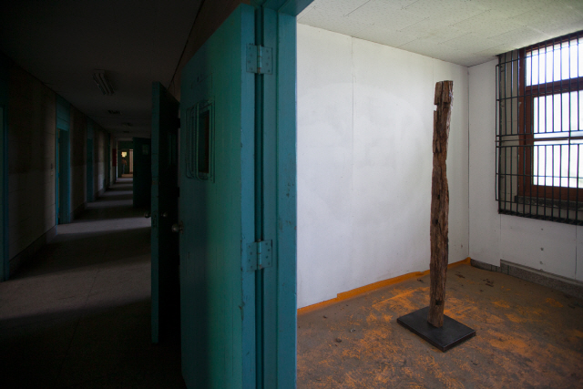 비엔날레 측의 별도 의뢰를 받은 카데르 아티아의 작품 ‘영원한 지금’은 방치됐던 옛 국군광주병원을 다시 보게 한다. /사진제공=광주비엔날레