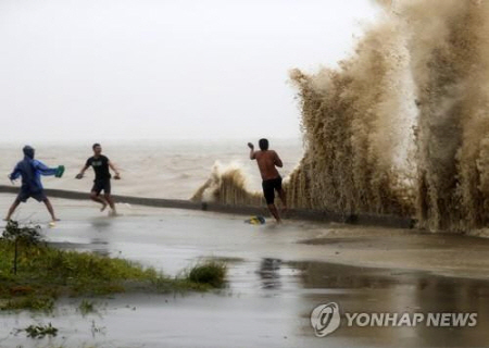 슈퍼태풍 망쿳에 필리핀 최소 25명 사망, 베트남 라오스까지 '초비상'