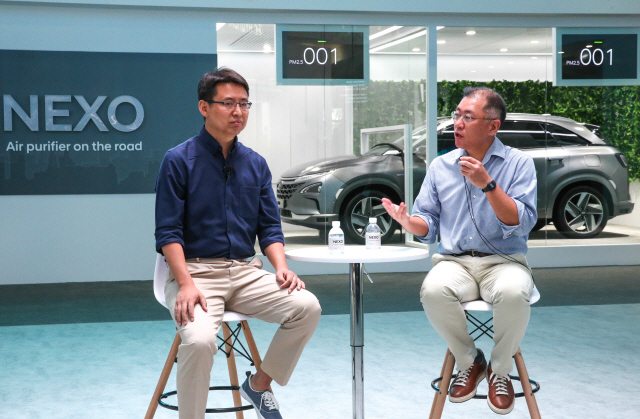정의선(오른쪽) 현대자동차 부회장이 지난 6월 중국 상하이 신국제엑스포센터에서 열린 ‘CES 아시아 2018’에서 자오용 딥글린트 최고경영자(CEO)와 함께 인공지능(AI) 구현에 대한 의견을 나누고 있다.  /사진제공=현대차
