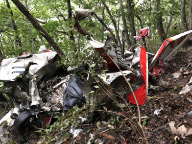 16일 오후 3시29분께 전북 완주군 동상면 동상저수지 인근 야산에 추락한 경비행기의 잔해가 휴지조각처럼 구겨져 있다./연합뉴스