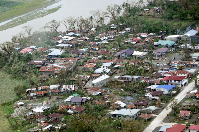 16일 태풍 ‘망쿳’이 지나간 필리폰 루손섬 한 마을이 폐허로 변해 있다.  /루손=EPA연합뉴스