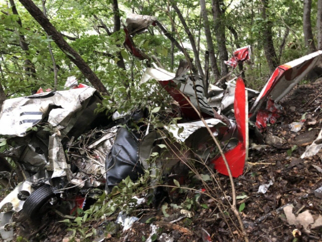 ‘2명 사망’ 비행기 추락, 처참히 구겨진 비행기 동체