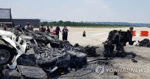 지난 7월 18일 경북 포항시 남구 포항 비행장 활주로에 추락한 해병대 상륙기동 헬기 ‘마린온’이 산산조각이 나 있다./연합뉴스